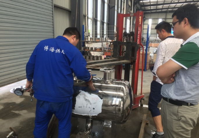 大英英郡項(xiàng)目無(wú)負(fù)壓罐出廠試壓